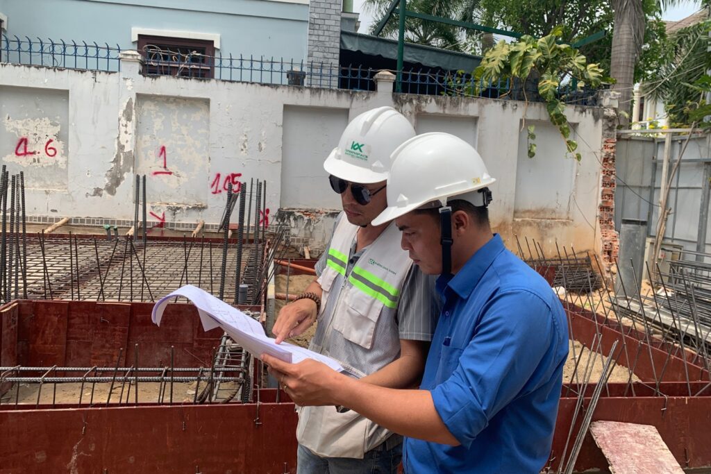 Kiến trúc sư xem bản vẽ để thi công đúng thiết kế tránh phát sinh chi phí.