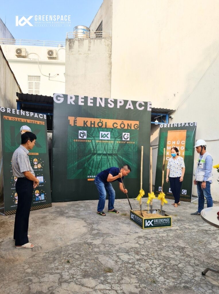 Gia chủ thực hiện nghi thức động thổ trong lễ khởi công xây dựng.