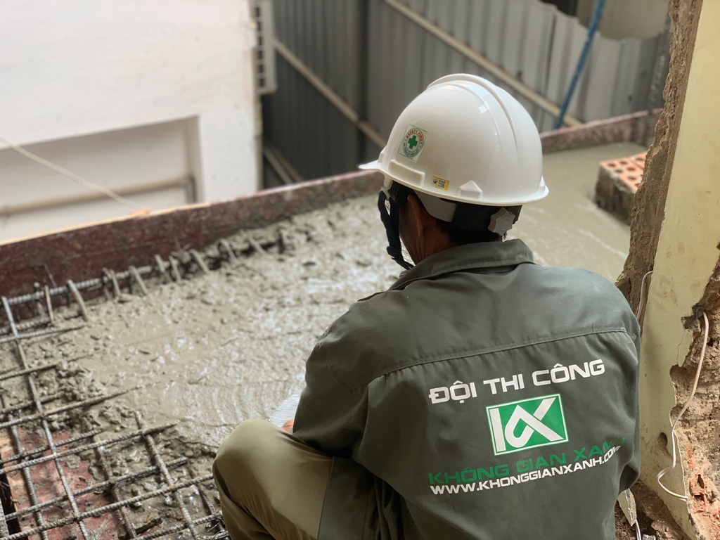 Công nhân đang cố gắng hoàn thiện tiến độ thi công nhà phố