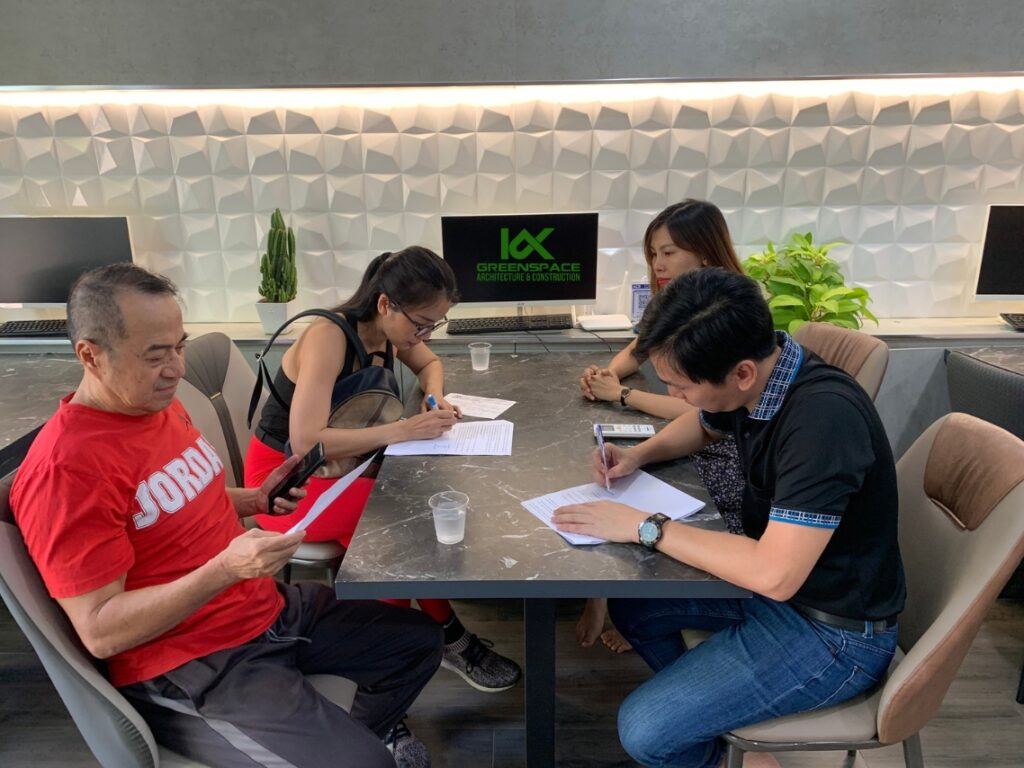 Khách hàng kí kết hợp đồng xây nhà trọn gói 