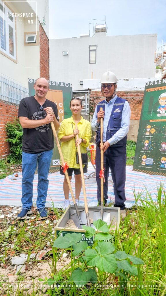 KGX chụp hình cùng gia chủ trong lễ động thổ thi công trọn gói nhà ở Vũng Tàu