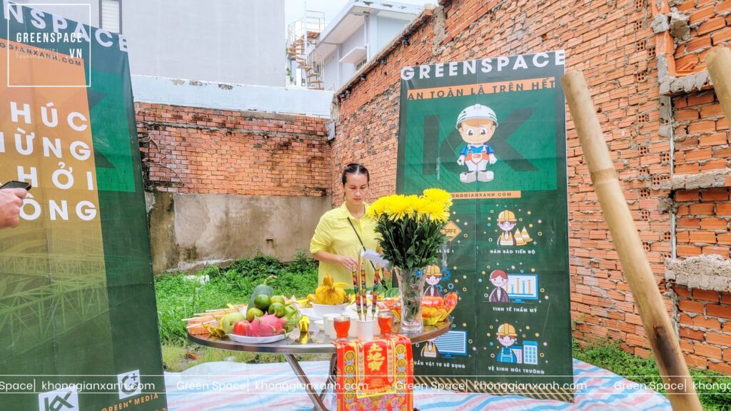 Gia chủ chuẩn bị bàn cúng khởi công nhà ở Vũng Tàu